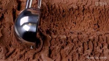 用<strong>勺子</strong>将巧克力冰淇淋从容器中舀出